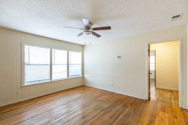Building Photo - 2 Bedroom, 1 Bath Home in the Medical Dist...
