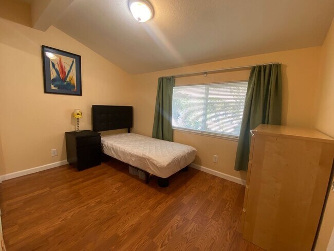 Building Photo - 2524 Nightingale Dr