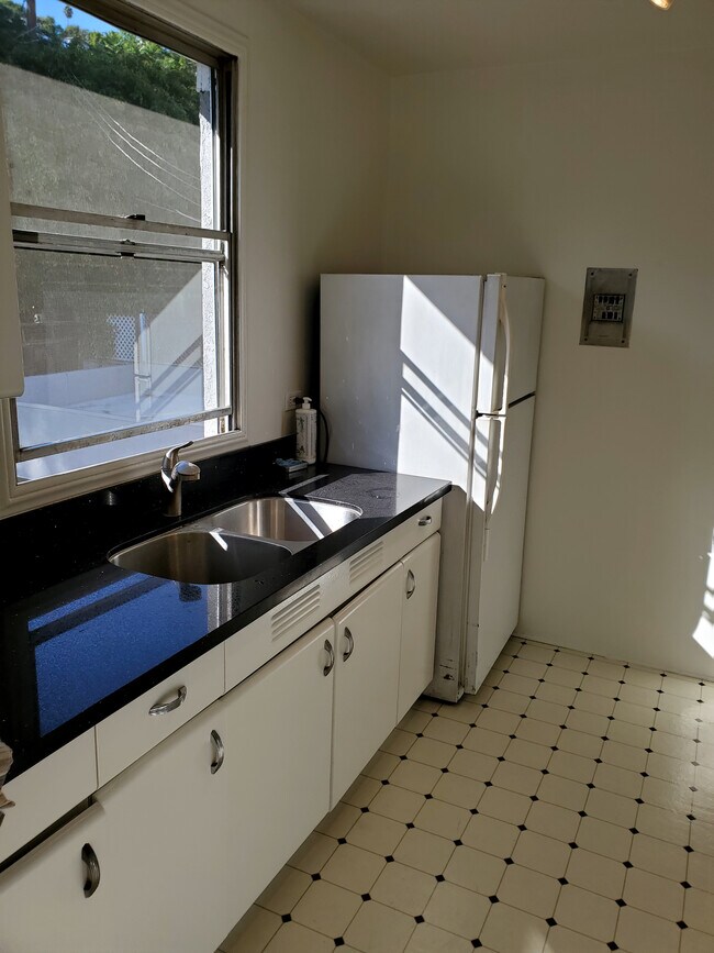 Building Photo - 2505 N Beachwood Dr