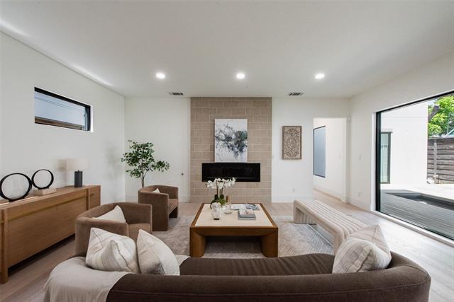 Foto del edificio - 6443 Kenwood Ave