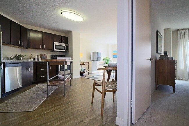 Photo - 32 W Chestnut St (Chicago, IL) Apartment
