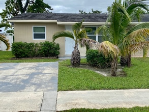 Building Photo - 2608 NW 65th Ave