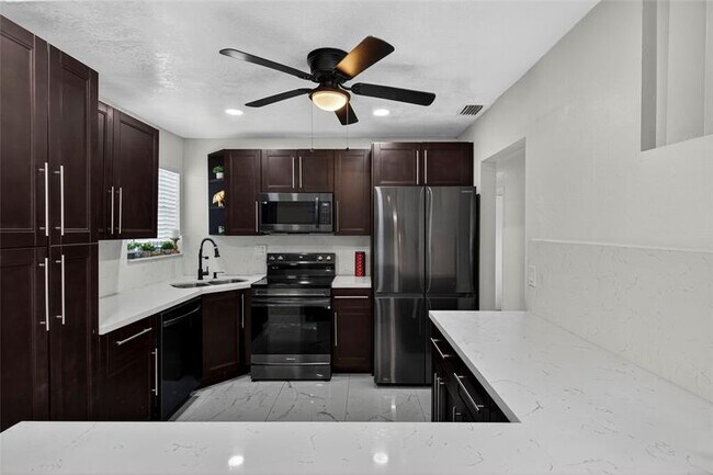 Foto del edificio - 19621 NW 11th Ct