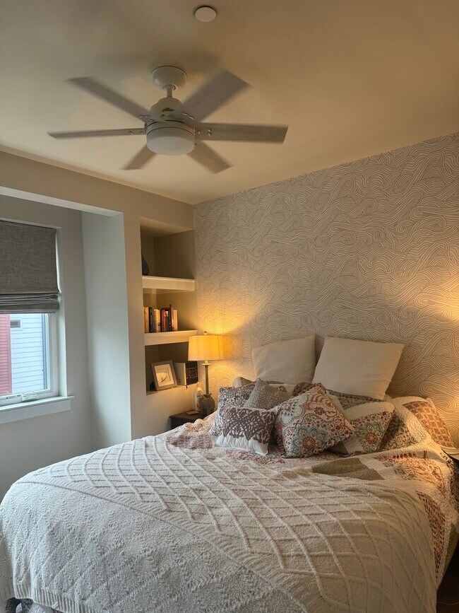 Primary bedroom - king bed with ensuite - 3215 12th St NE