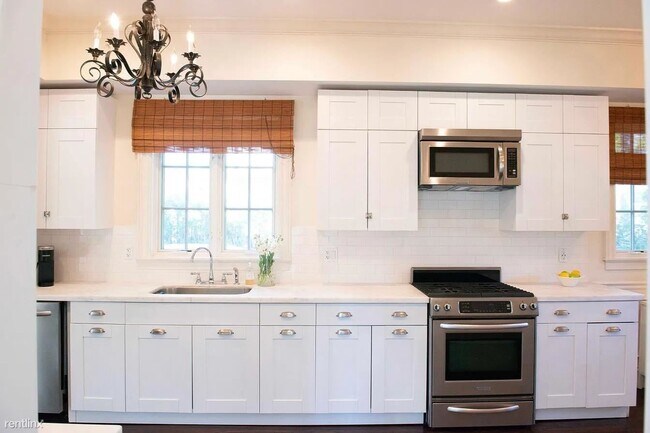 Foto del edificio - 5 br, 3.5 bath House - LAKEWOOD