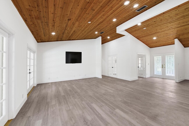 Building Photo - 3185 St James Dr