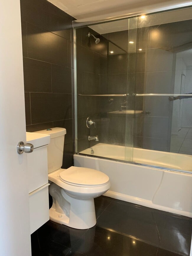 Foto del edificio - 17500 NW 67th Pl