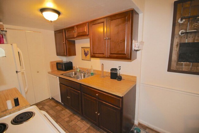 Foto del edificio - Great 2 level townhouse with HUGE deck