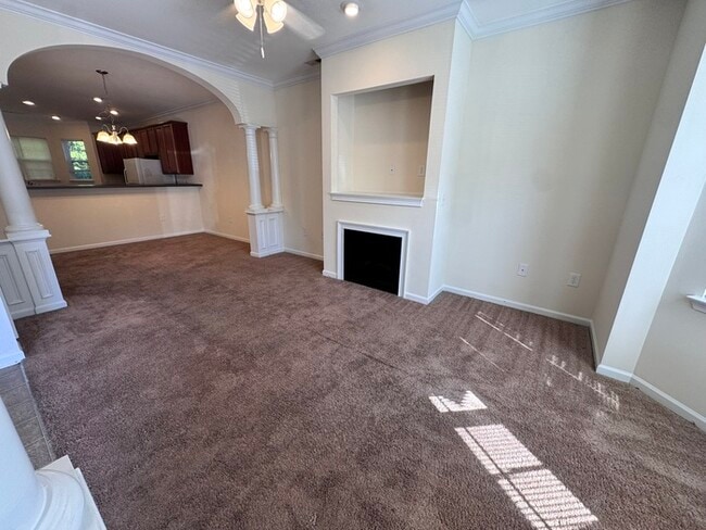 Building Photo - 2 Bed 2 Bath SPACIOUS Town Home! LOCATION ...