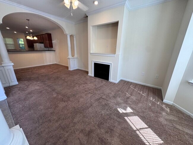 Foto del edificio - 2 Bed 2 Bath SPACIOUS Town Home! LOCATION LOCATION LOCATION!