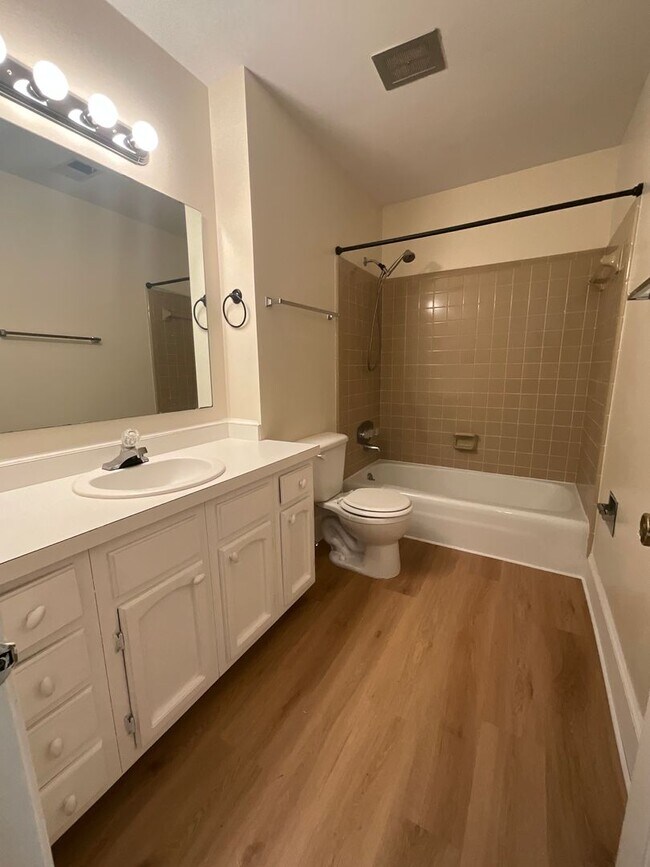 Foto del edificio - Lovely 3 Bedroom End Unit in Battle Forest!