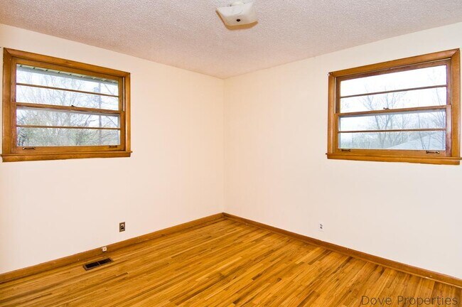 Foto del edificio - Now Showing: 2BR + house with large yard (...