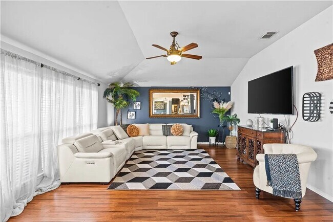 Foto del edificio - Discover this stunningly updated garden ho...