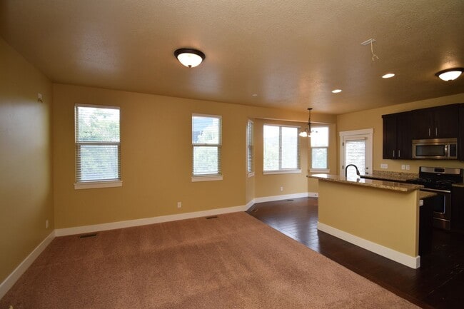 Photo - Great 3 Bed 2.5 Bath Townhome in Great Location!!!