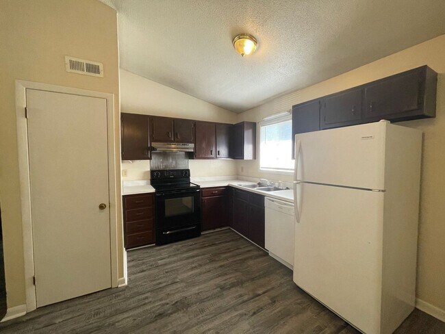 Foto del edificio - Lovely 2 Bedroom 1 Bath Duplex