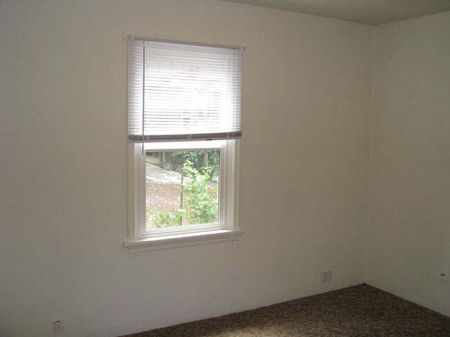 Building Photo - Three Bedroom House in South Salem