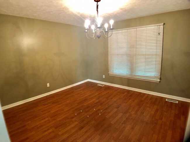 Building Photo - Gorgeous 3bed/2bath with a fenced backyard