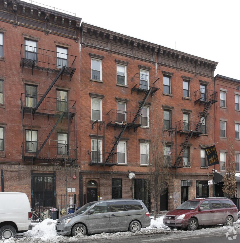 Primary Photo - 72 Greenpoint Ave