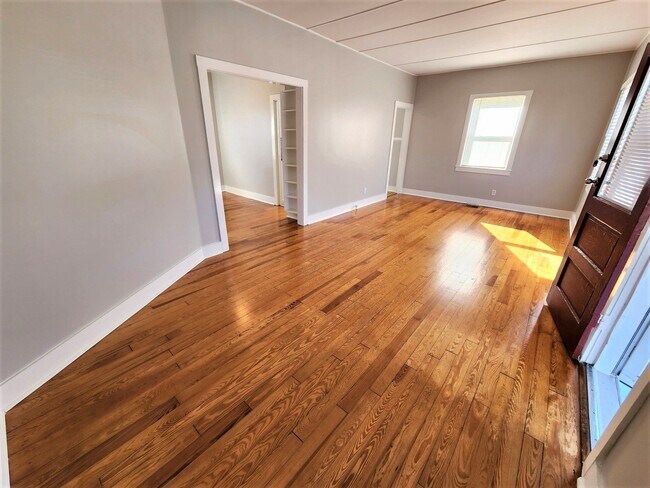 Photo - Nicely Remodeled 2BR/1BA near Blue Turtle ... Apartment