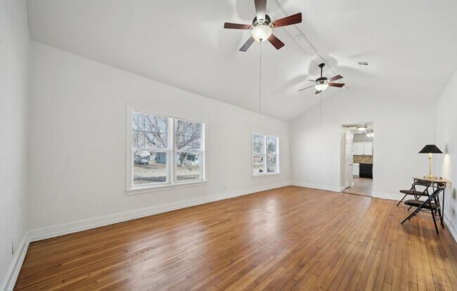 Foto del edificio - 5504 E 5th Pl