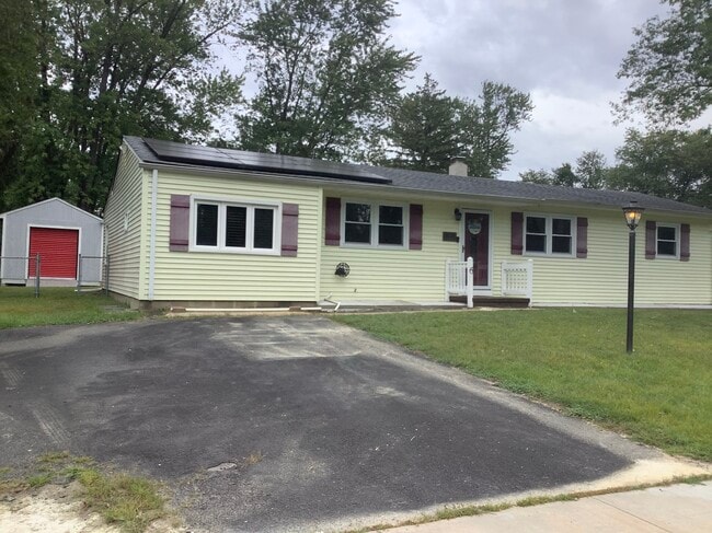 Large driveway - 6 Redwood Rd