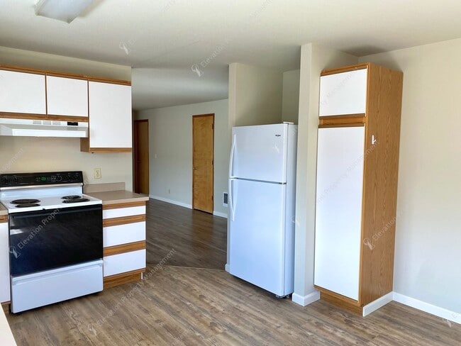 Building Photo - Charming 2BR Duplex with Patio & Garage