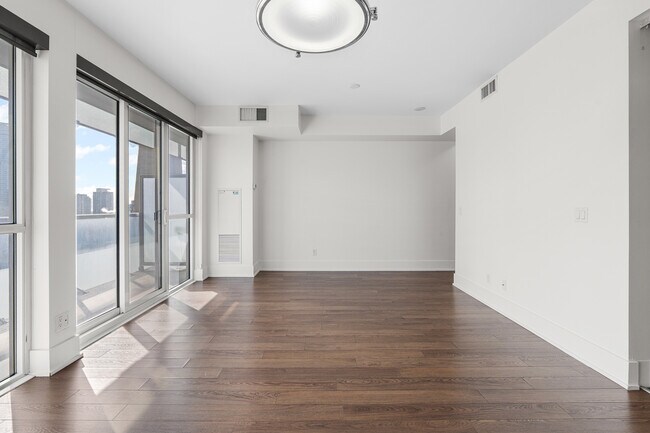 Photo du bâtiment - 300 Front St W