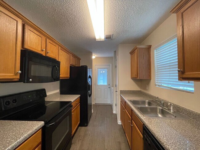 Foto del edificio - PRE-LEASING FOR AUGUST 1 2026!