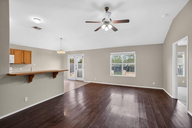 Building Photo - 113 Amber Ln