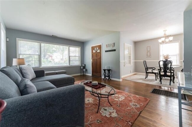 Foto del edificio - 547 Westmeath Dr SW