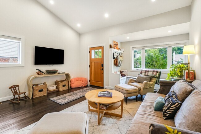 Foto del edificio - ELEGANT AND SPACIOUS 5 BEDROOM 3 FULL BATHROOM HOME IS AVAILABLE 3-1-2026  IN THE ROSEMARY HILLS ...