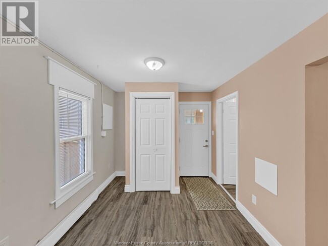 Building Photo - 927 Ellrose Ave