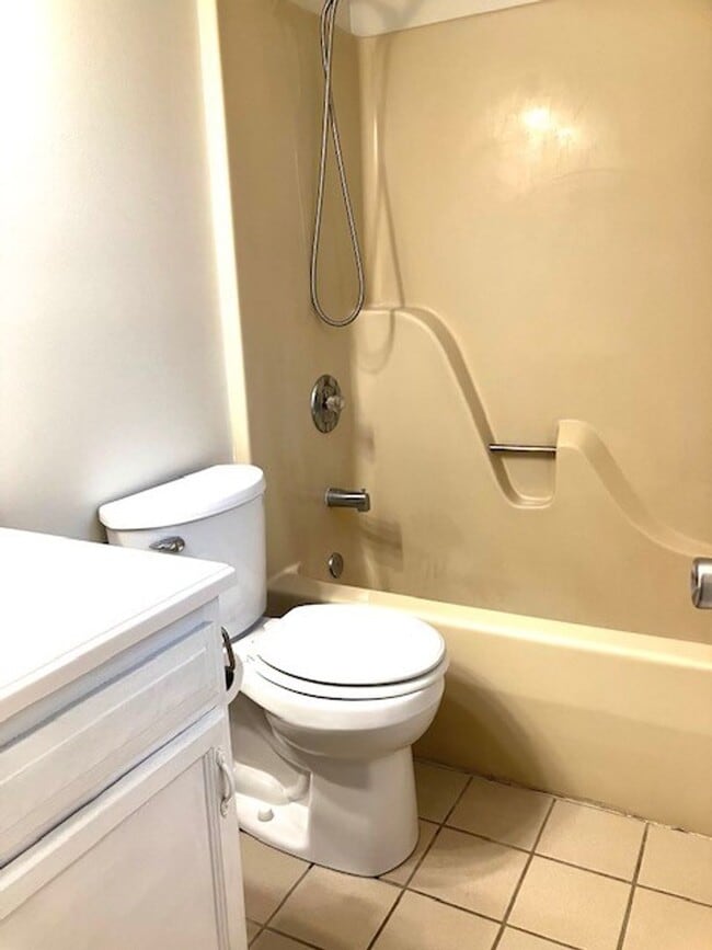Foto del edificio - SPACIOUS HOME ON LARGE LOT - 4 BEDS 2.5 BATHS
