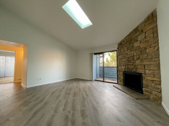 Building Photo - Remodeled 2 Bed 2 Bath in Aurora Available...
