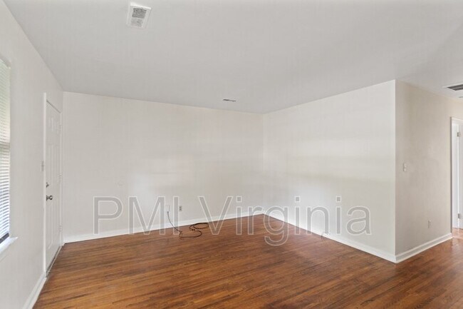 Foto del edificio - 349 Ivy Home Rd