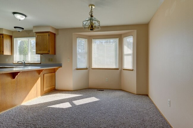 Building Photo - 3 Bed 2 Bath House with all new flooring!