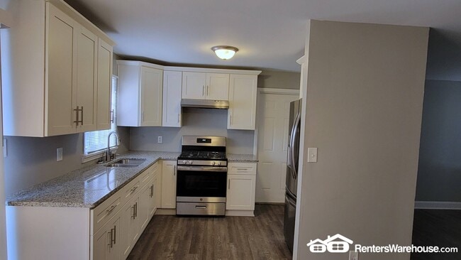 Building Photo - 131 Oak Dr SW