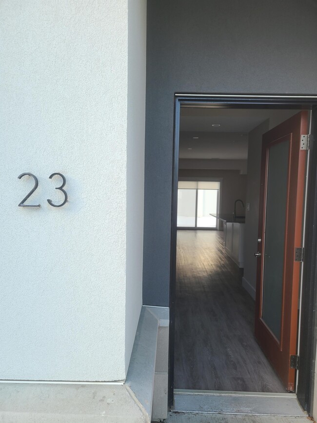 Building Photo - 550 Sandison St