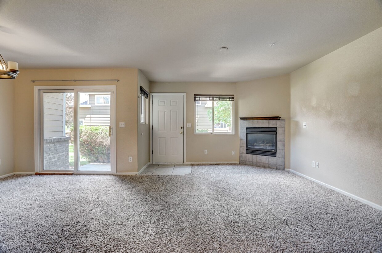 Primary Photo - $1,895 - 2 bed/2.5 bath Townhome with new ...