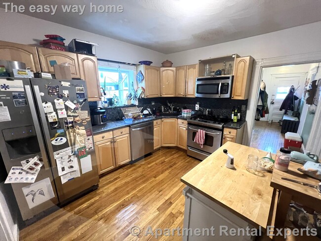 Building Photo - Davis Square 4+ Bedroom - 3 full baths - M...