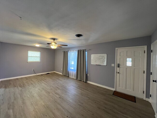 Building Photo - Updated Ranch Style Home