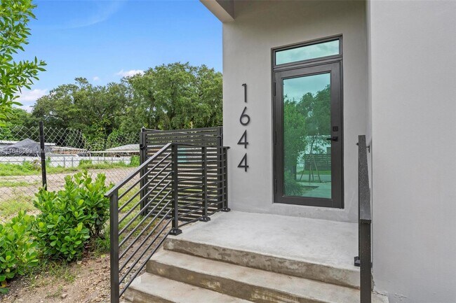 Foto del edificio - 1640 NE 145th St