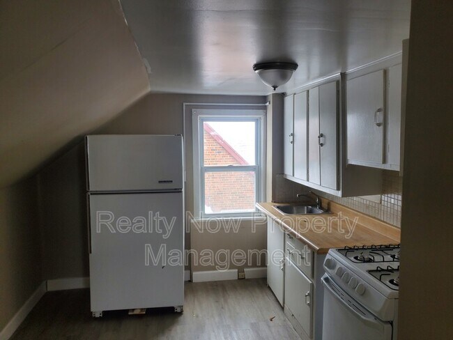 Building Photo - 1504 Sherbrook Rd