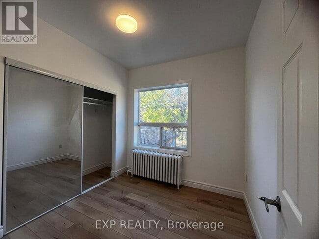 Photo du bâtiment - 804A St Clair Ave W