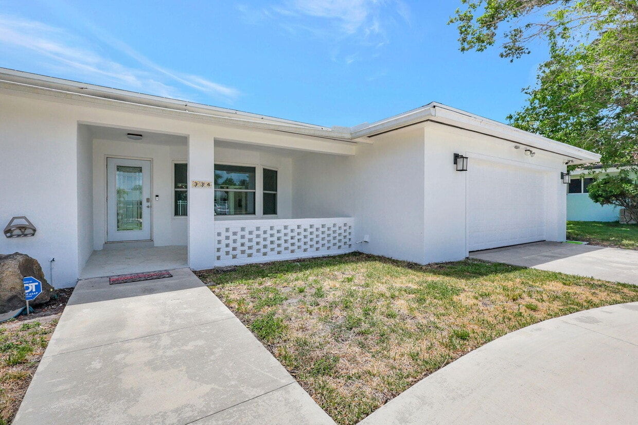 Primary Photo - 334 SW 13th Ave