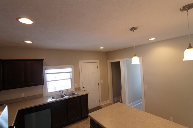 Building Photo - Nice, new and near the zoo!  Large 4 bedro...