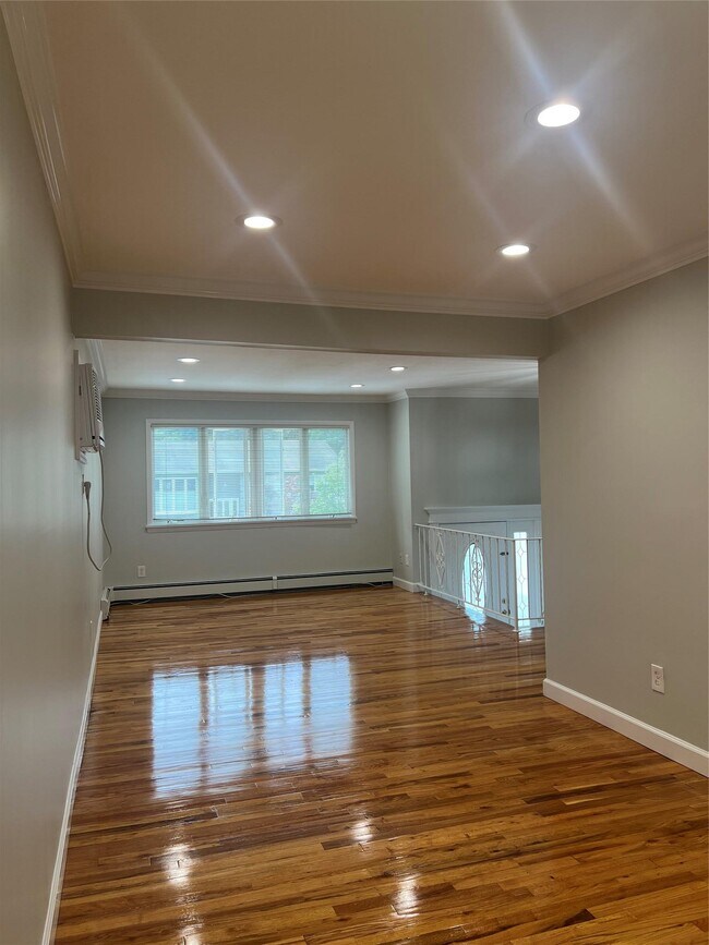 Building Photo - 8 Anchor Ct