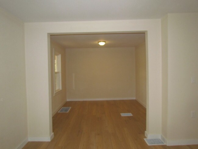 Building Photo - Recently Remodeled! Available March 8!