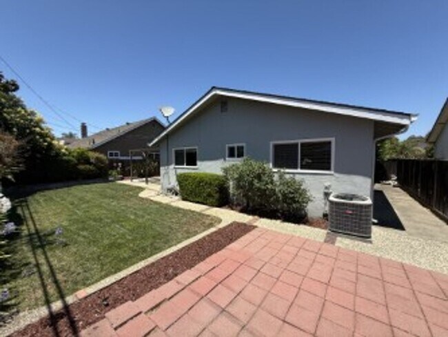 Foto del edificio - Single level 4 Bedroom home Near Downtown Campbell...pets ok and available now!