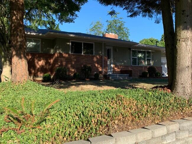 Building Photo - 980 NW Wallula Ave